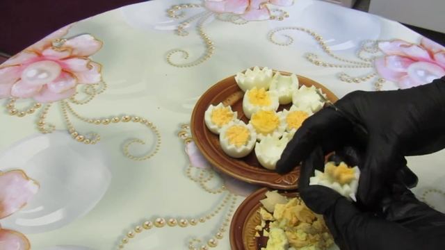 Яйца фаршированные сельдью и луком ! Eggs stuffed with herring and onions ! смотреть онлайн