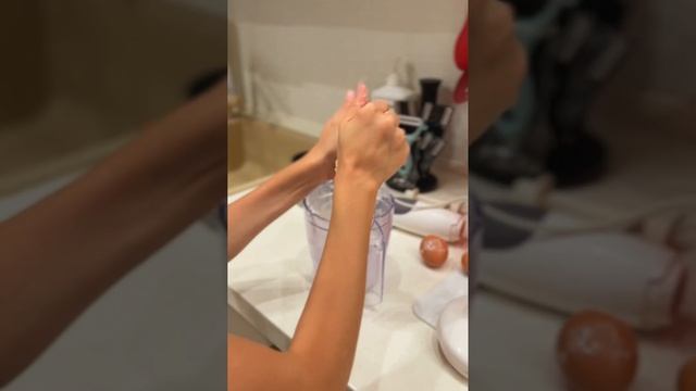 И так Артём решил приготовить итальянскую пасту! Мини блогер приступил к работе ) желание огромное смотреть онлайн