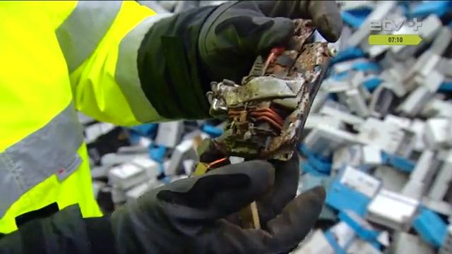 Вторая жизнь автомобилей: что делают с металлоломом? смотреть онлайн