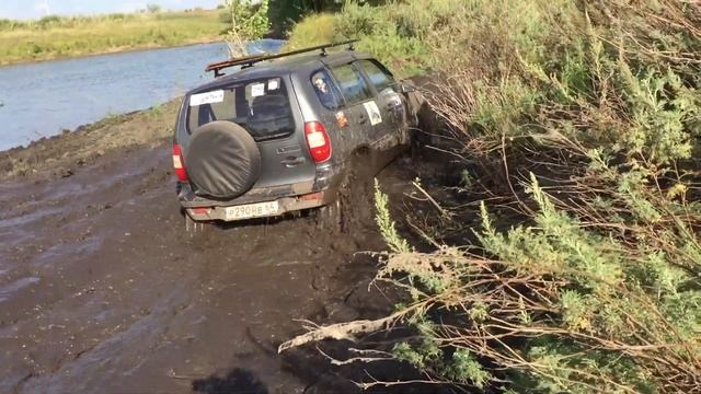 NIVA против НИВА - Заруба ТРЁХ НИВАСОВ . Chevrolet МОЖЕТ ! смотреть онлайн