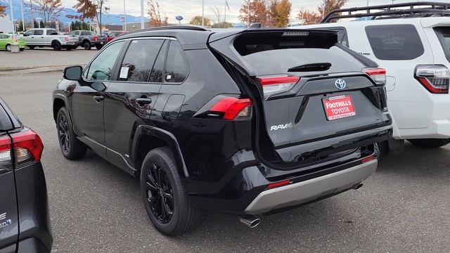 2022 Toyota RAV4 Hybrid SE in Midnight Black Metallic смотреть онлайн