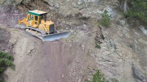 CAT D7 бульдозер делает дорогу в горах