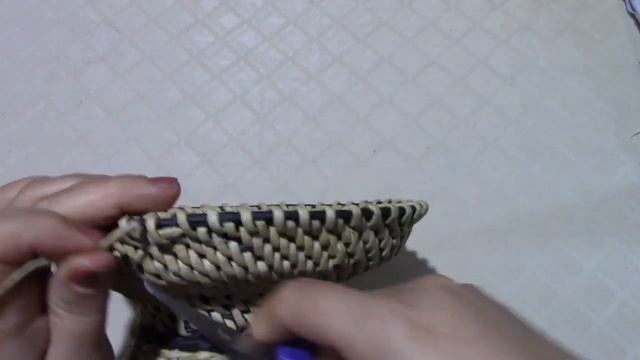 Вазочка на ножки совмещаю обычное плетение с корневым из бумажной лозы 2 часть смотреть онлайн