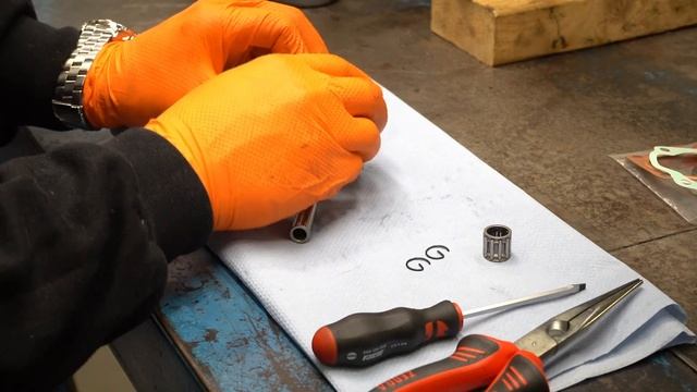 Suzuki FZ50. Stempel udskiftning смотреть онлайн