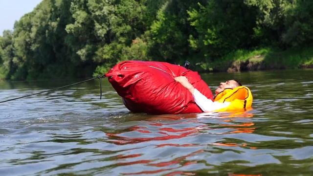 ПЕРЕПЛЫВАЕМ РЕКУ НА ЗОНТЕ, ШАРИКЕ, КОРОБКЕ ... смотреть онлайн