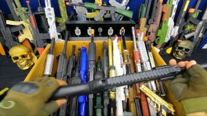 Гигантская коробка игрушечного опасного оружия. Цепь, рация, бинокли и гранаты