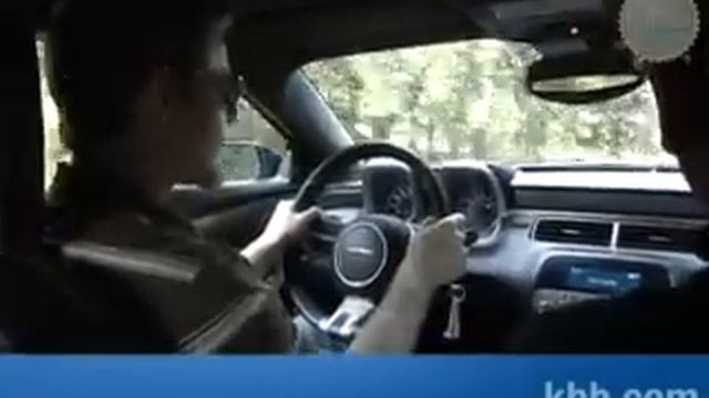 2010 Chevy Camaro Video Review - Kelley Blue Book Takes the 2010 Chevrolet Camaro for a Spin смотреть онлайн