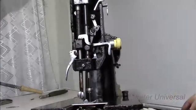 Носик челнока не правильно подходит к отверстию иголки Видео №409 смотреть онлайн