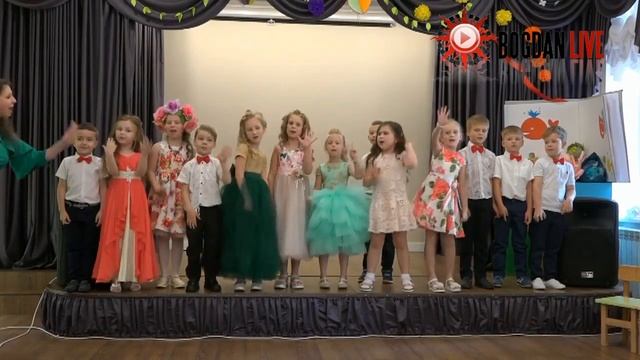 Детская песня Дважды два четыре на детском выпускном в Universum поют дети 5-6 лет