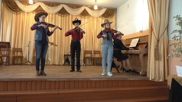 "Сороконожка"+"Маленькая полька"+трио скрипачей+"Куклы сеньора Карабаса" смотреть онлайн