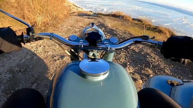 Зимняя поездка на мотоцикле Иж Юпитер 2 1968 года в южном городе. Как ведёт себя мотоцикл в мороз. смотреть онлайн