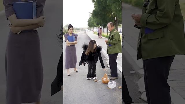 老大爺街上賣雞蛋，被一對夫妻摔碎還不付錢，不料被美女董事長看到直接給她巴掌！ 【郭亞利】 смотреть онлайн