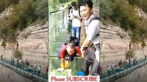 Стеклянный мост в Китае не для слабонервных.