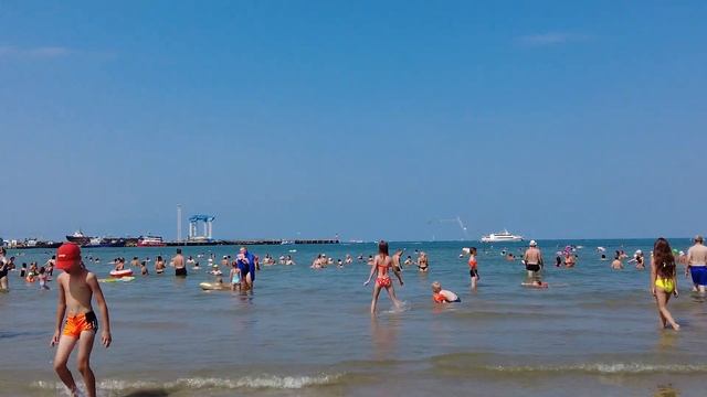 Анапа 2022. Центральный пляж забит людьми, море радует. Отдых в Анапе в августе. смотреть онлайн
