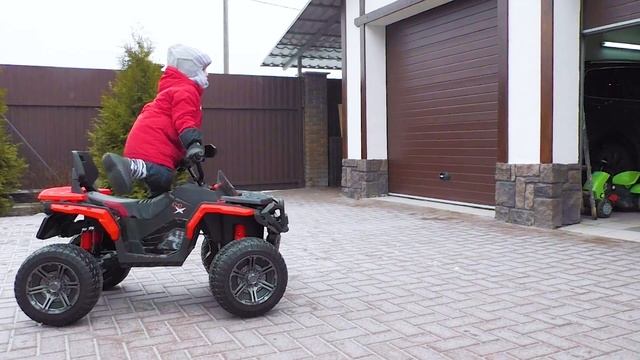 Тёма едет на Монстртраке и давит Машинки и игрушки Монстртрак для Детей смотреть онлайн