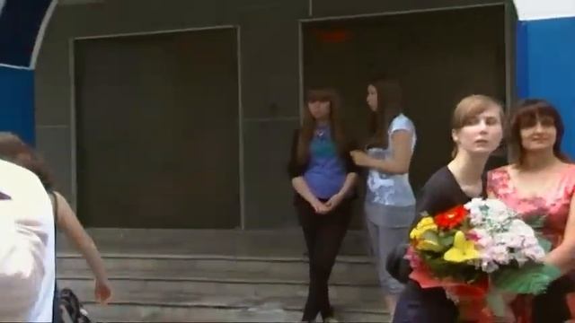 Выход учеников из школы , Выпустили , Двор школы №32 смотреть онлайн