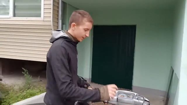 прикол с мопедами, пахнет водой, проверяем качество бензина смотреть онлайн