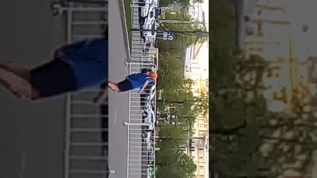 Прикольно играет мячом смотреть онлайн