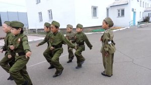 Марш строя и песни, посвященного ко Дню Великой Победы.