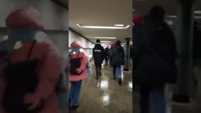 Люди бегут из метро, чтобы успеть встретить новый 2022 год смотреть онлайн