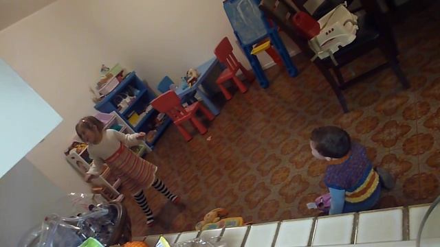 Неля развлекает Степу пока мама готовит смотреть онлайн