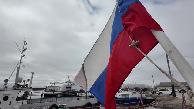 К берегам Яр-Сале причалило первое почтовое судно смотреть онлайн