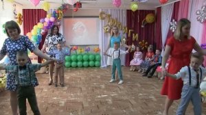 Танец сыновей с мамами на выпускном в детском саду