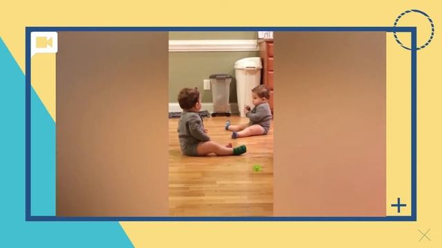 Twin children play and fight / Дети близнецы играют и дерутся смотреть онлайн