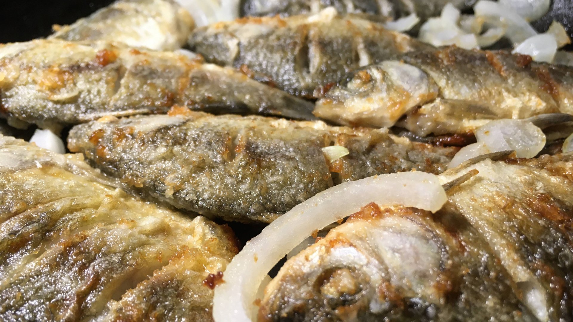 Жареный карась с лучком смотреть онлайн