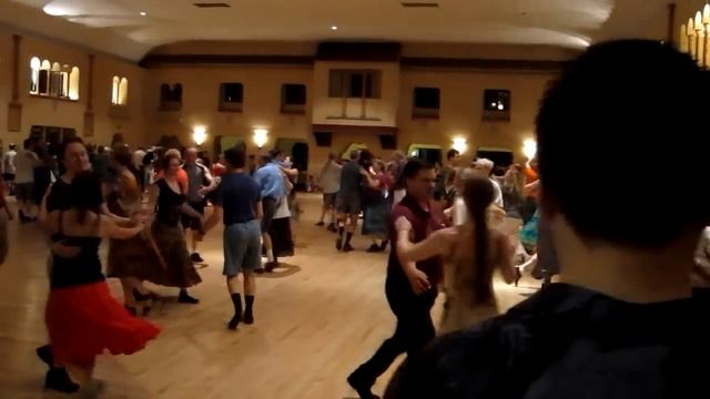 "The Sligo Creek Stompers" at Glen Echo, MD Contradance 2012-07-21/CALLER: Sargon de Jesus (1 of 2) смотреть онлайн