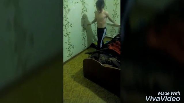 Прикол:Мальчик заводит машину. смотреть онлайн
