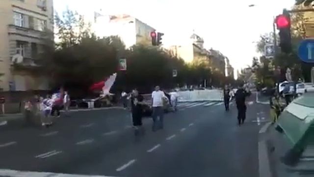 Гимн России перед американским посольством в Белграде - Сербия смотреть онлайн