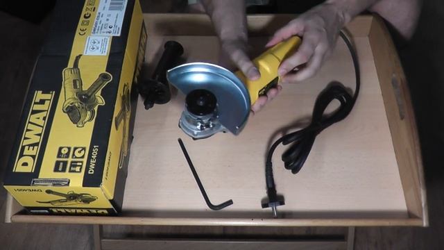 обзор болгарки DeWalt DWE4051