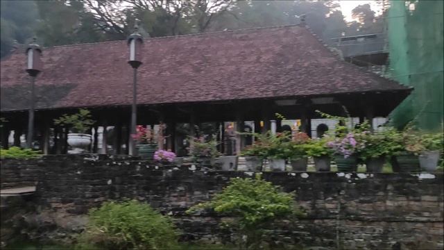 Храм Зуба Будды в Канди на Шри-Ланке . смотреть онлайн