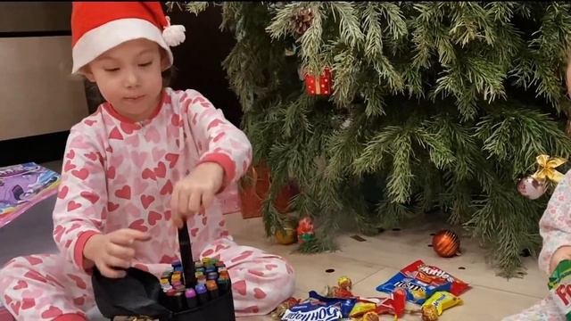 РАСПАКОВКА ПОДАРКОВ НА НОВЫЙ ГОД 2022 ? Что нам принёс Дед Мороз? смотреть онлайн