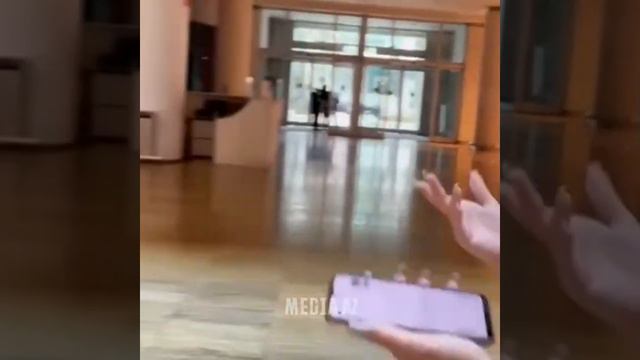 В Баку охранник торгового центра удивил прекрасным музыкальным исполнением на рояле смотреть онлайн