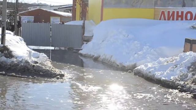 В Мурманск пришла весна! Потоп на домостроительной! смотреть онлайн