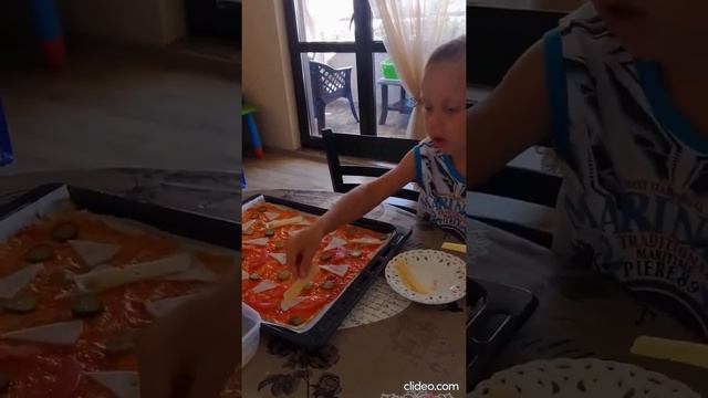 ТИМОФЕЙ ГОТОВИТ ВКУСНУЮ ПИЦЦУ смотреть онлайн
