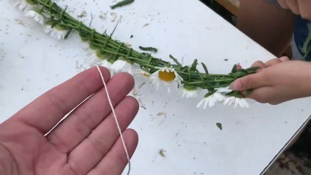 Как плести венок из ромашек и любых цветов.?На даче шикардос!ГРОЗА ⚡⛈ смотреть онлайн