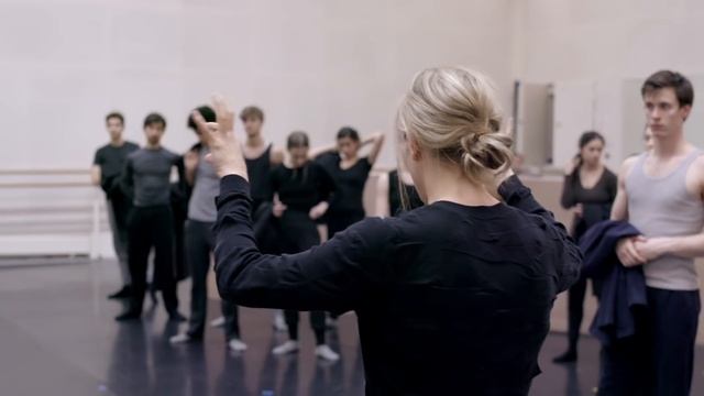 Crystal Pite on her ballet Flight Pattern (The Royal Ballet) смотреть онлайн