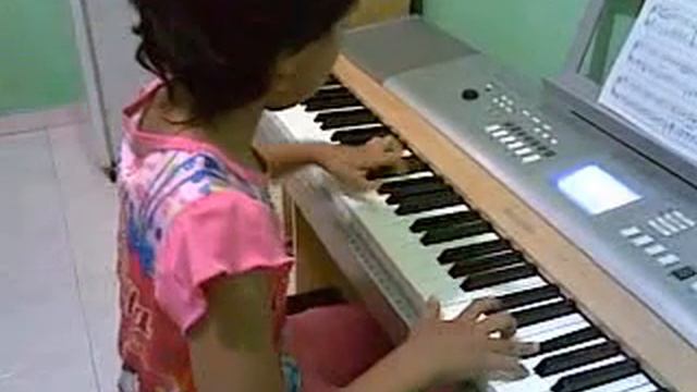 Nana 8yo plays Nocturne Op.9 No.2 (Chopin) смотреть онлайн