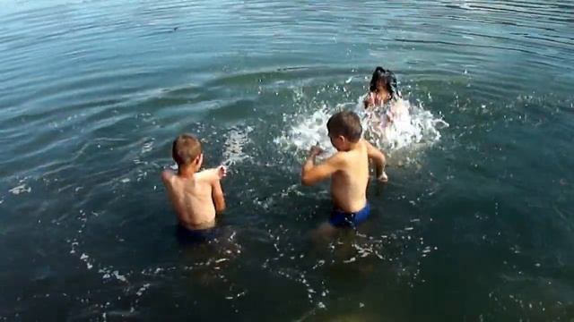 купание моих ребятишек на речке смотреть онлайн