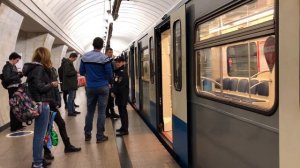 Нет посадки на поезд в сторону станции «Цветной бульвар» Московское метро 06.10.2018