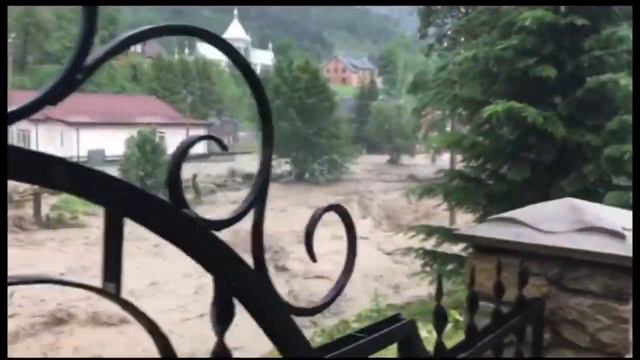 РЕКА РВЕТ ПОДВЕСНОЙ МОСТ ПРЯМО НА ГЛАЗАХ смотреть онлайн
