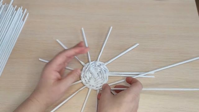 ПРОСТАЯ корзинка из бумаги СВОИМИ РУКАМИ. Как сплести корзинку ЛЕГКО и ПРОСТО смотреть онлайн