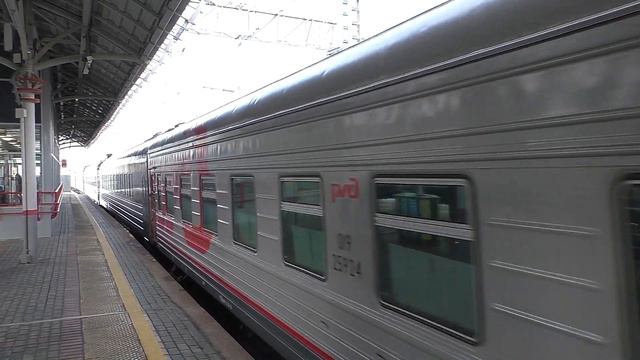 Электровоз ЭП2К-410 (ТЧЭ-6) с вывозным поездом (скорый поезд №141М/142М Курск/Льгов - Москва). смотреть онлайн