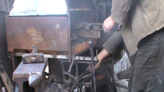 Оттягиваю зубья тракторной бороны смотреть онлайн