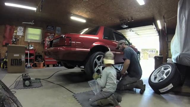 Installing LMR's 17" Five-Lug Pony Wheels on a 1992 Mustang LX 5.0 Notchback Coupe смотреть онлайн