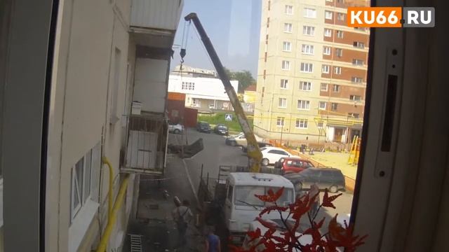 Рабочие продавили асфальт и подпортили дверь подъезда смотреть онлайн