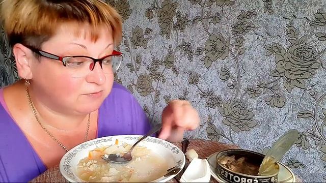 Мукбанг/Щи и шпроты/обжор и разговоры на камеру/Едим вместе/Mukbang Not ASMR/